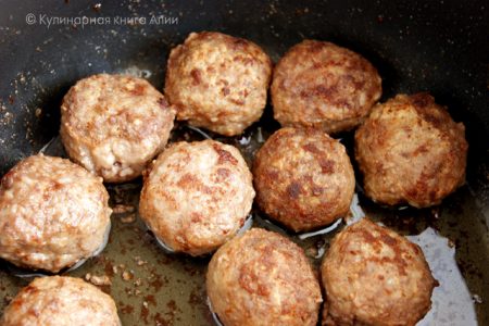 Šťavnaté masové kuličky ve smetanové omáčce Tenhle recept se tak