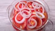 Pikantní rajčatový salát s medovou zálivkou