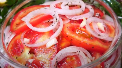 Pikantní rajčatový salát s medovou zálivkou