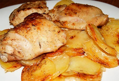 Kuře a brambory pečené v zakysané smetaně