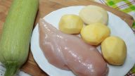 Zapečené brambory s kuřecími prsy a cuketou