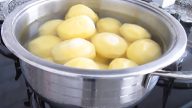 Smažené brambory v koprovém těstíčku