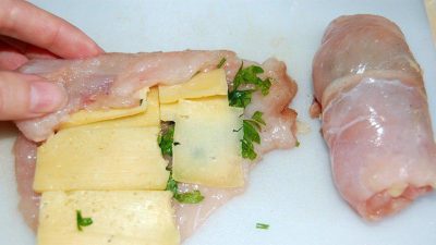 Smažené kuřecí závitky se sýrem a bylinkami