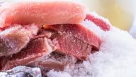 Jak rozmrazit maso, aby zůstalo při přípravě vláčné a šťavnaté