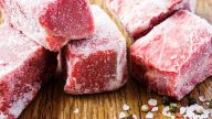 Jak rozmrazit maso, aby zůstalo při přípravě vláčné a šťavnaté