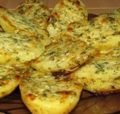 Zapečené brambory s česnekovým máslem a parmazánem