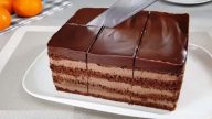 Luxusní vrstvený čokoládový dort s jemným krémem
