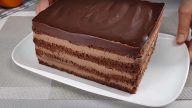 Luxusní vrstvený čokoládový dort s jemným krémem