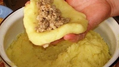 Východoevropské bramborové zrazy s masovou náplní