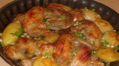 Křupavá kuřecí křidélka zapečená s bramborami