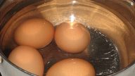 Zapečené vaječné bochánky s bylinkami