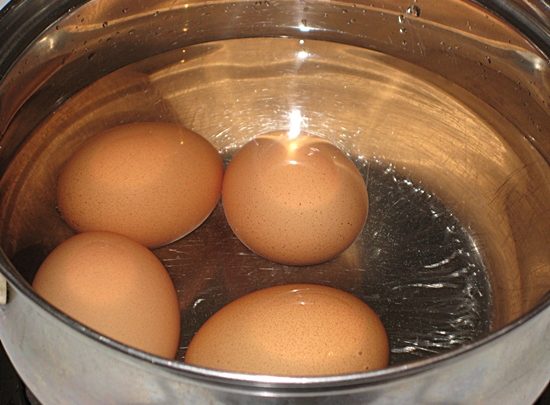 Zapečené vaječné bochánky s bylinkami