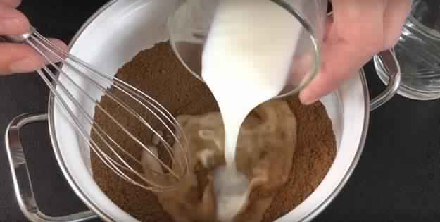 Nepečený sušenkový dezert s bohatou krémovou náplní
