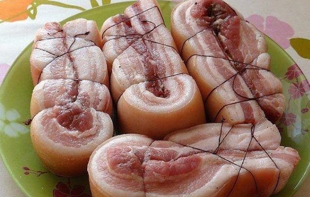 Domácí vařená kořeněná slanina