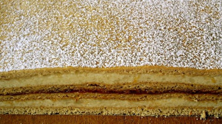 Luxusní vrstvený dort z medového těsta