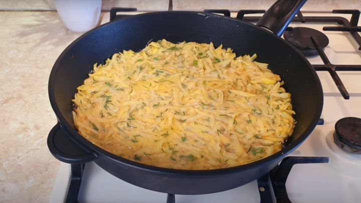 Slaný bramborový dort plněný houbami a sýrem