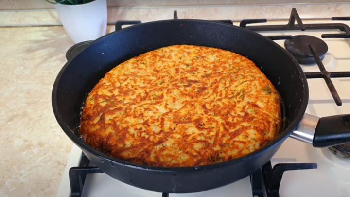 Slaný bramborový dort plněný houbami a sýrem