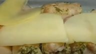 Zapečená kuřecí stehna se smetanovým sýrem a bylinkami