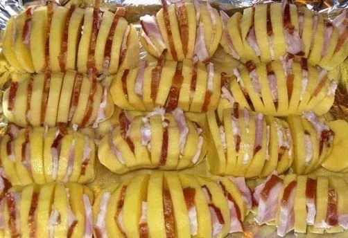 Zapečené bramborové harmoniky se slaninou a sýrem