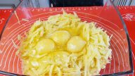 Slaný bramborový dort plněný houbami a sýrem