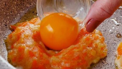 Bramborové placky s vejcem a zeleninou na toustu
