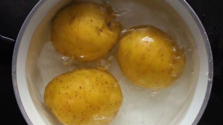 Nejjednodušší způsob, jak oloupat vařené brambory