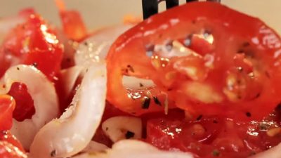 Nakládaná rajčata s cibulí v kořeněném nálevu