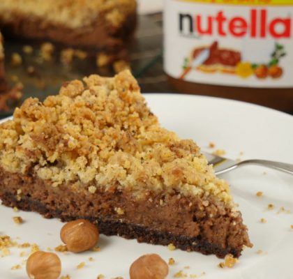 Vláčný drobenkový dort Nutellou a lískovými oříšky
