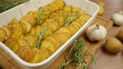 Parmazánové brambory s bylinkami pečené v troubě