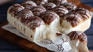 Nadýchané japonské buchty polité dvěma druhy čokolády