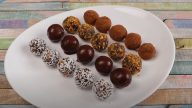 Nepečené kakaové kuličky s ořechy a sušeným ovocem