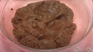 Nepečené sušenkové kuličky s mandlemi a čokoládovou polevou