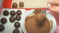 Nepečené sušenkové kuličky s mandlemi a čokoládovou polevou