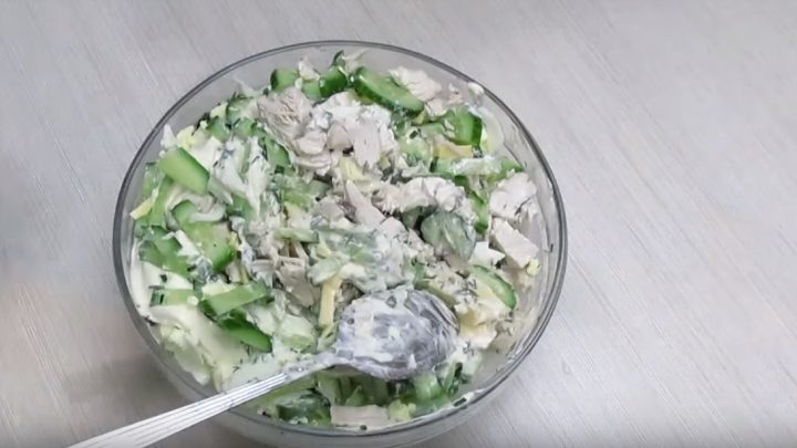 Kuřecí salát s majonézou a okurkami