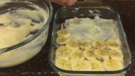 Nepečený zákusek se sušenkami, krémovou náplní a banány