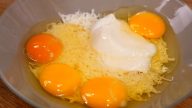 Masová rolka plněná vejci se sýrem