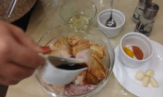 Pečená kuřecí křídla v medu a sójové omáčce