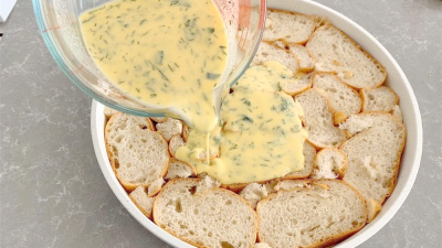 Zapečená chlebová omeleta s jogurtem, sýrem feta a koprem
