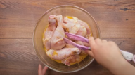 Jednoduchá pečená kuřecí stehýnka