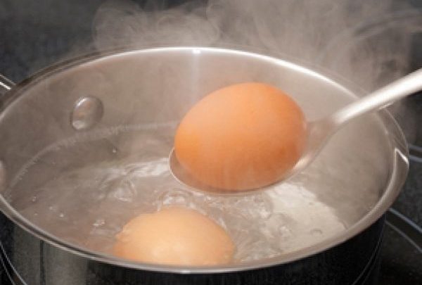 Šťavnaté kuřecí rolky s vejcem a petrželkou