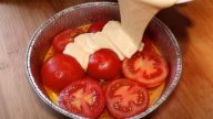 Slaný koláč s rajčaty, česnekem a smetanou