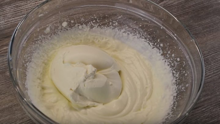 Čokoládová roláda s náplní z jemného smetanového sýra mascarpone