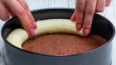 Nepečený banánový dort s čokoládovým těstem
