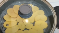 Pečené brambory s vejci, salámem a sýrem