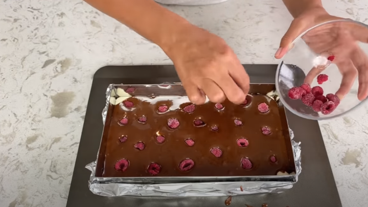 Brownies koláč s tvarohovou náplní a malinami