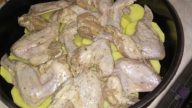 Křupavá kuřecí křídla s bramborami v troubě