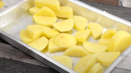 Zapečené brambory se šťavnatými kuřecími prsíčky