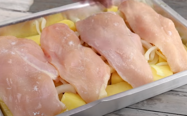Zapečené brambory se šťavnatými kuřecími prsíčky