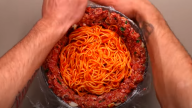 Netradiční dort z mletého masa plněný špagetami