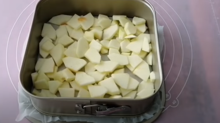 Nadýchaný jablečný koláč s pudinkovou náplní